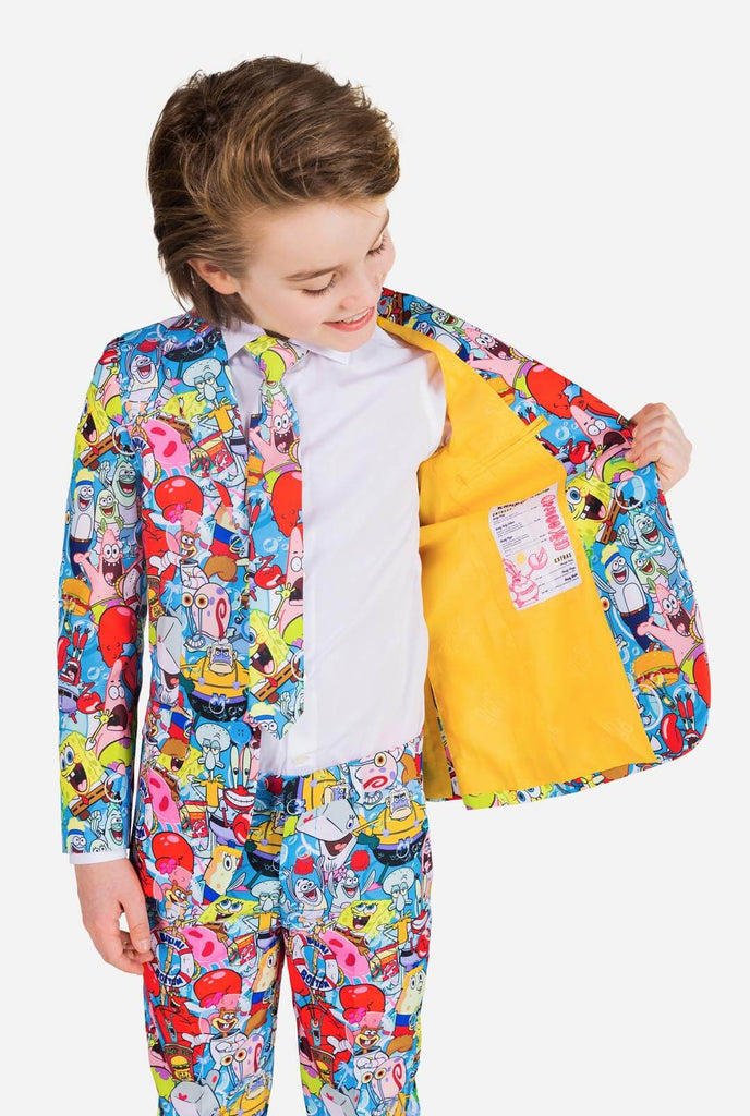 Jongen draagt kinderpak met SpongeBob print