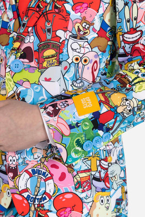 Jongen draagt kinderpak met SpongeBob print, close up