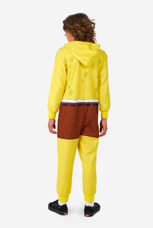 Kind draagt Spongebob onesie, zicht vanaf de achterkant