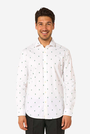 Man met een wit overhemd met een subtiel kerstboompatroon op een witte achtergrond.