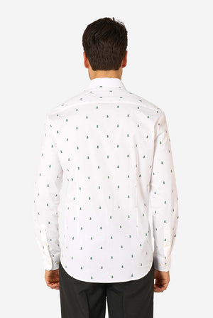 Man met een wit overhemd met een subtiel kerstboompatroon op een witte achtergrond. Zicht vanaf de achterkant