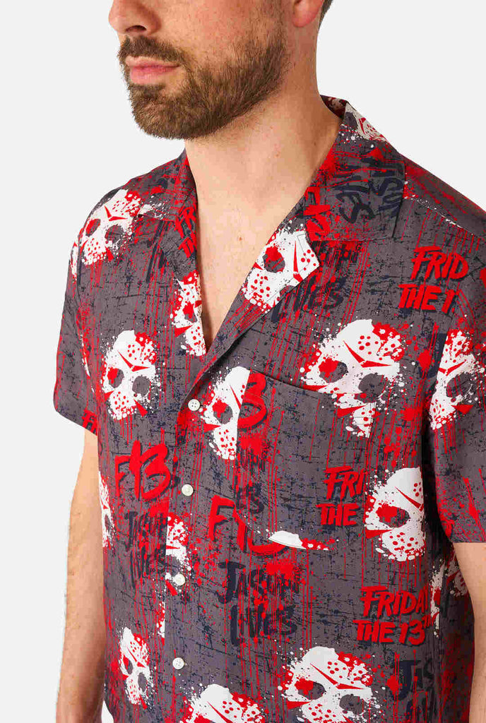 Man draagt Hawaiian Haloween overhemd met Friday the 13th print, clos up