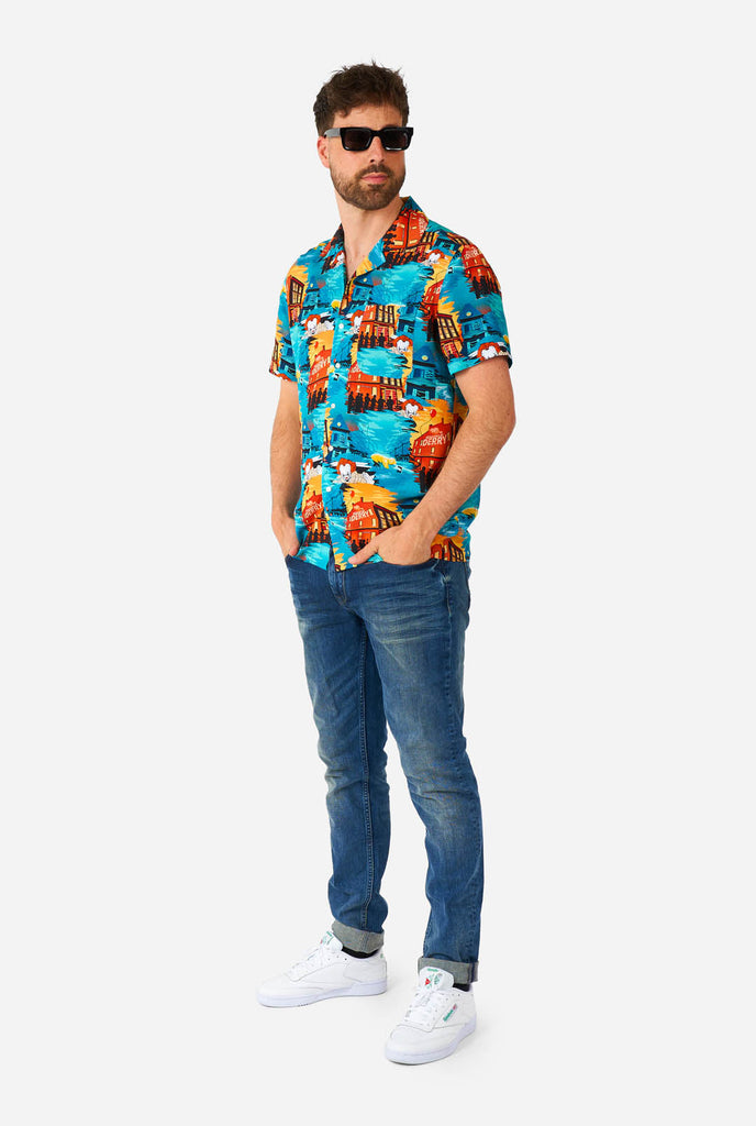 Man draagt Hawaiian Haloween overhemd met IT print
