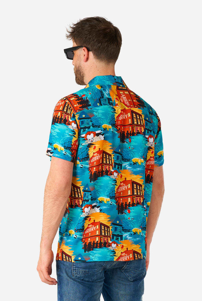 Man draagt Hawaiian Haloween overhemd met IT print, beeld van de achterkant
