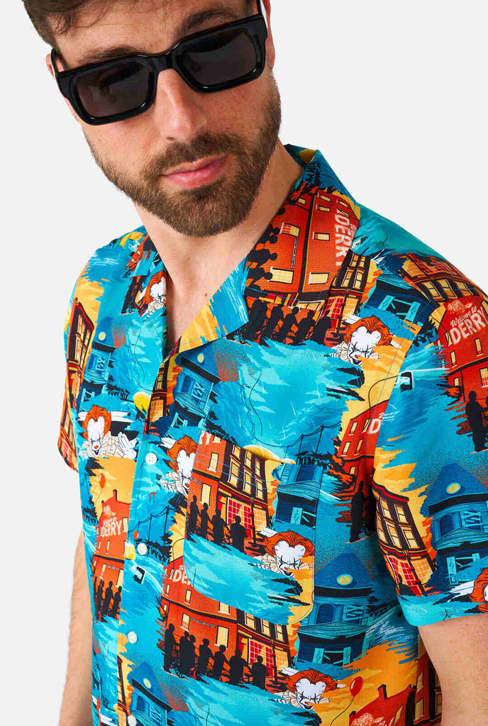 Man draagt Hawaiian Haloween overhemd met IT print, close up