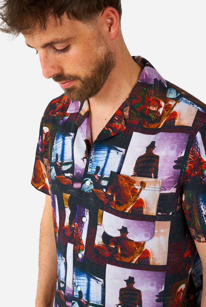 Man draagt Hawaiian Haloween overhemd met Nightmare on Elmstreet print, close up
