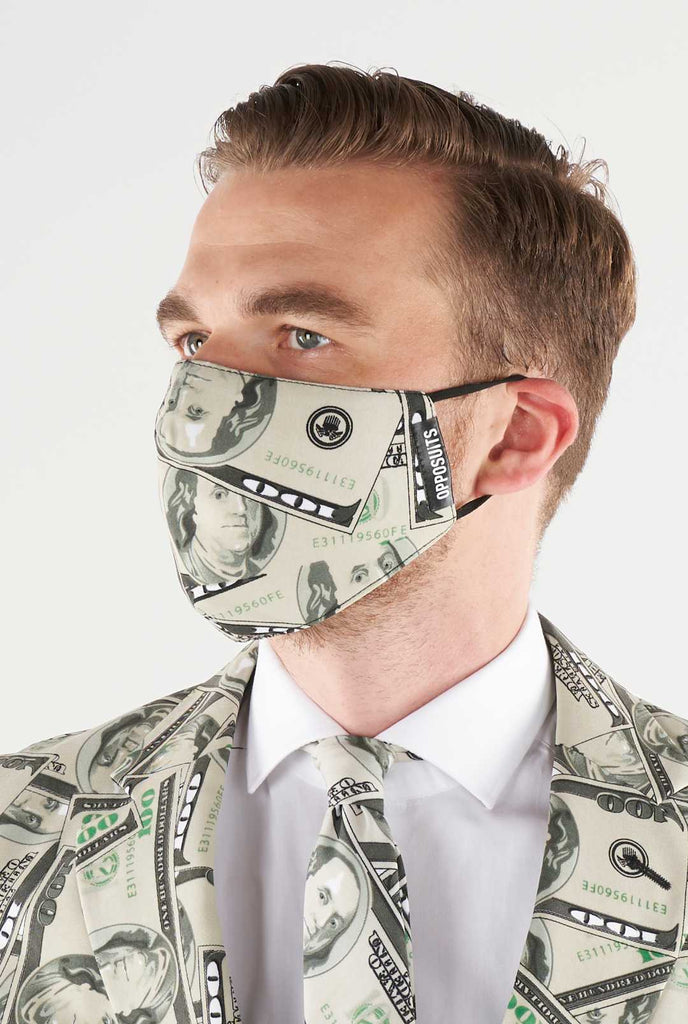 Man draagt ​​gezichtsmasker met dollar print