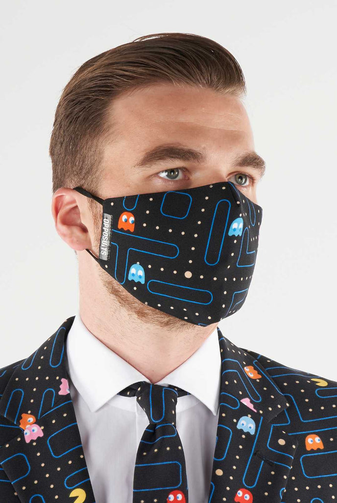 Man draagt ​​gezichtsmasker met pac-man print