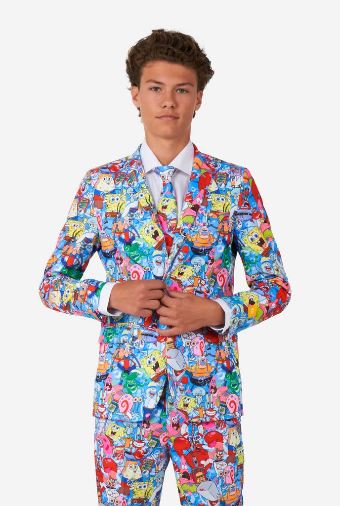 Tiener draagt pak met Spongebob print