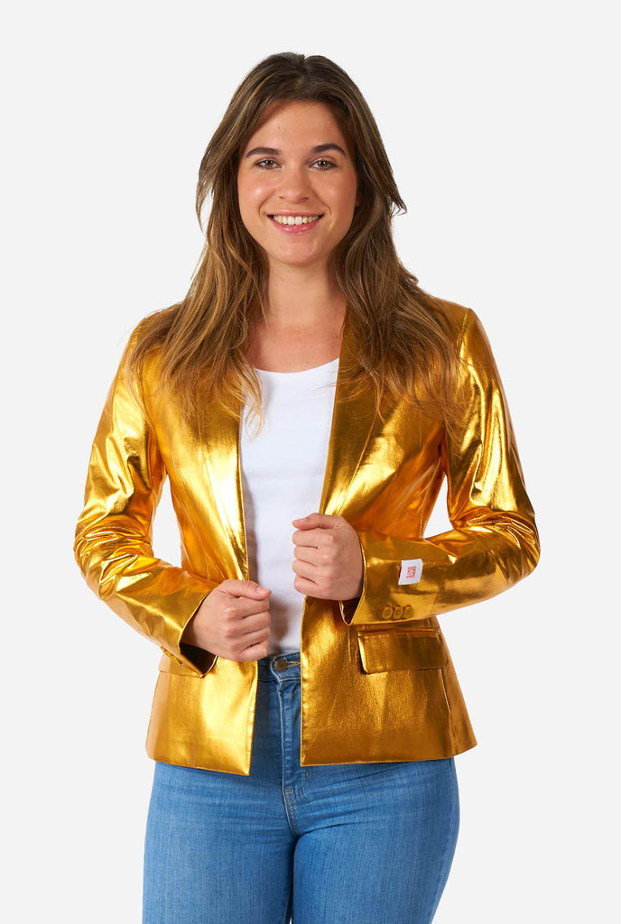 Vrouw draagt gouden blazer