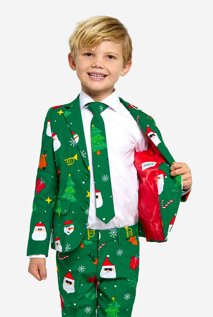 Jongen draagt groen Kerstpak voor kinderen met Kerst iconen.