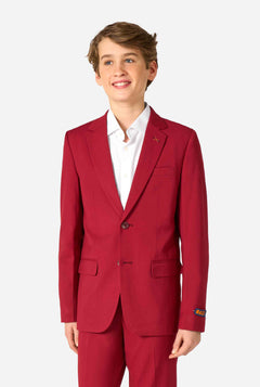Tienerjongen draagt een stijlvol bordeauxrood pak met een wit overhemd en ziet er zelfverzekerd uit. Perfecte formele outfit voor speciale gelegenheden, bruiloften en feesten voor jongens.
