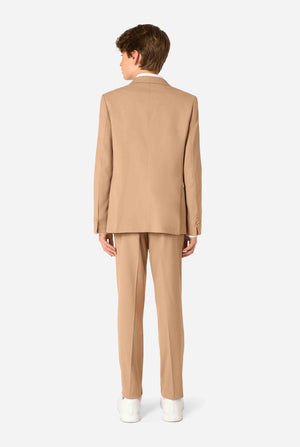 Tienerjongen draagt een stijlvol lichtbruin/beige pak met een wit overhemd. Perfecte formele outfit voor speciale gelegenheden, bruiloften en feesten voor jongens. Zicht van de achterkant.
