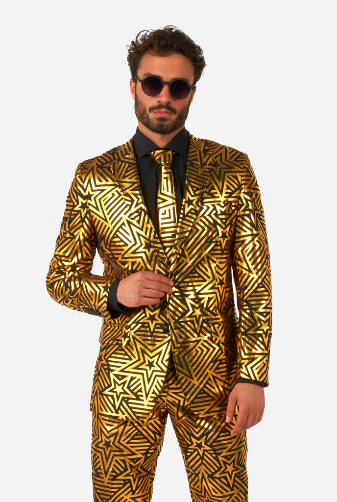 Man draagt gouden pak met ster print