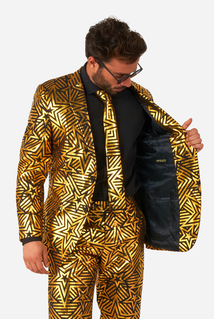 Man draagt gouden pak met ster print