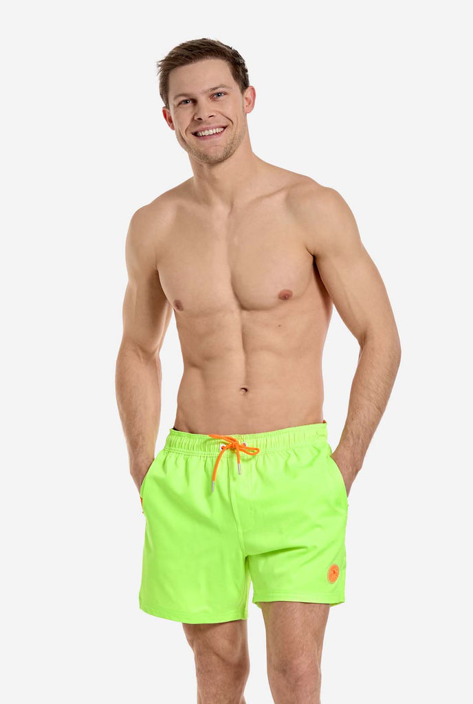 Man draagt neon limoengroene zwembroek voor heren