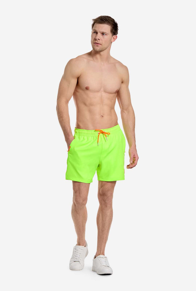 Man draagt neon limoengroene zwembroek voor heren