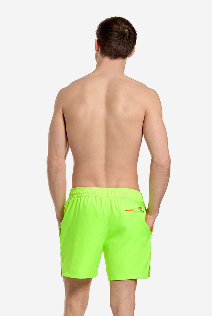 Man draagt neon limoengroene zwembroek voor heren, beeld van de achterkant