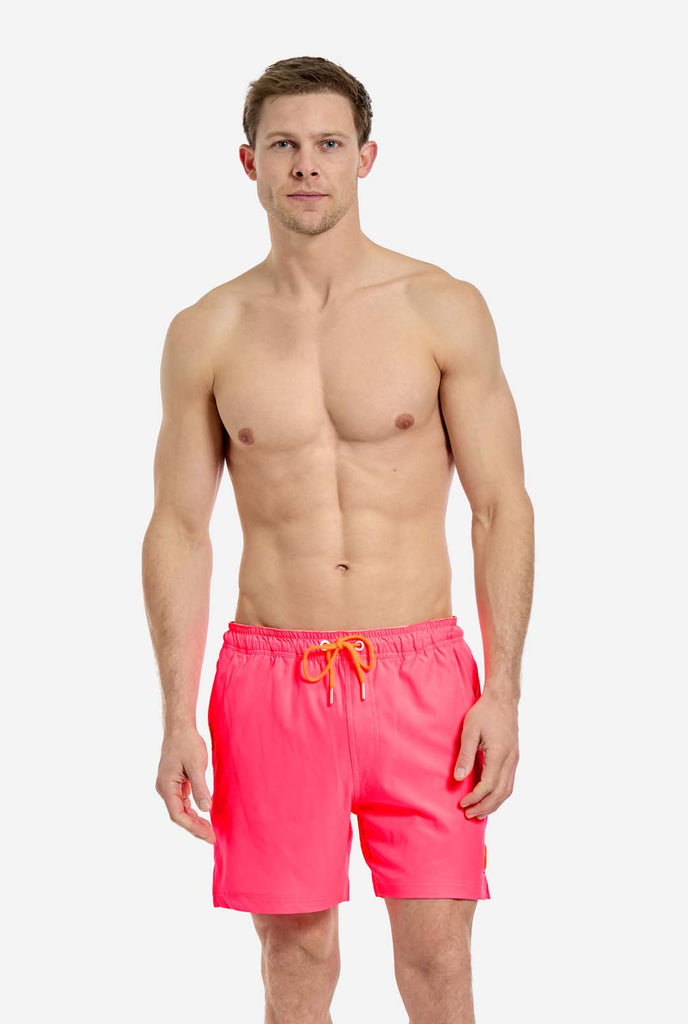 Man draagt Neon Pink Power zwembroek voor mannen,