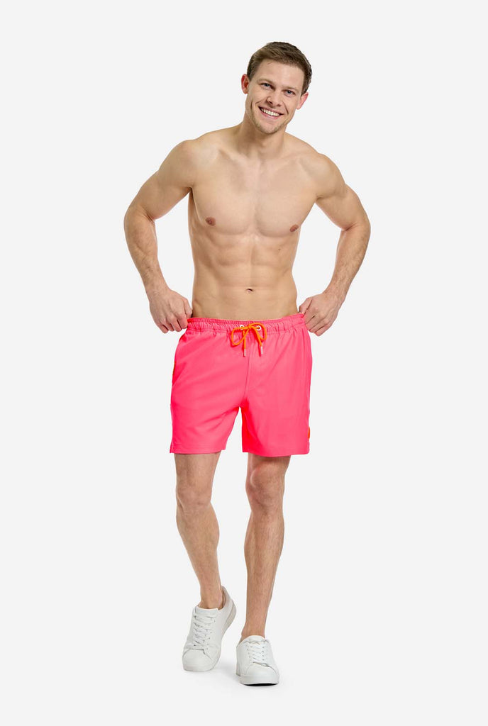 Man draagt Neon Pink Power zwembroek voor heren