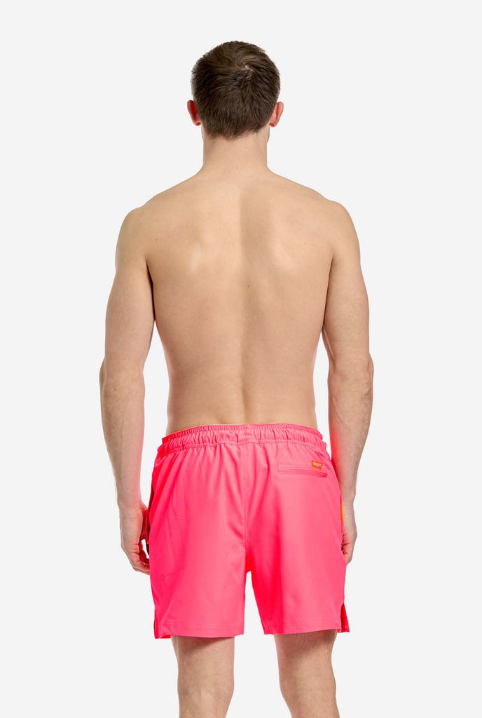 Man draagt Neon Pink Power zwembroek voor mannen, beeld van achterkant