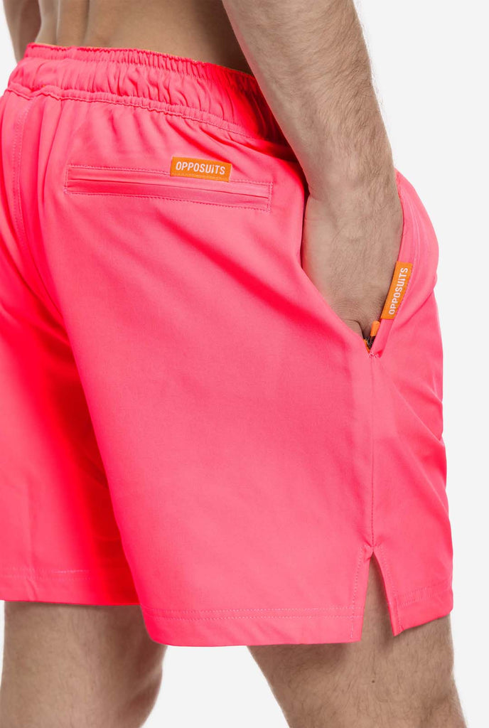 Man draagt Neon Pink Power zwembroek voor mannen, close up