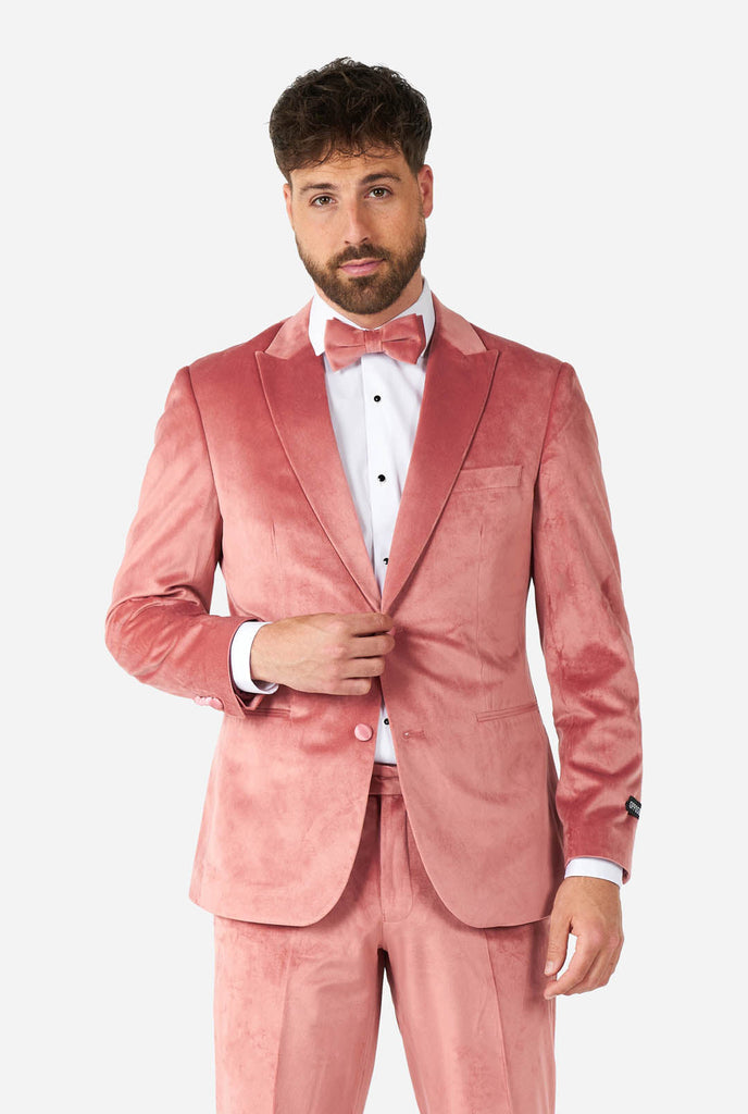Man draagt roze velvet smoking