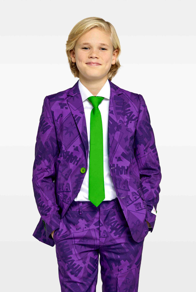 Tiener draagt paars jongenspak met The Joker Batman thema.