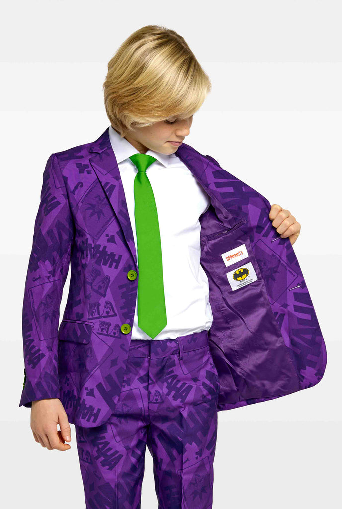 Tiener draagt paars jongenspak met The Joker Batman thema.
