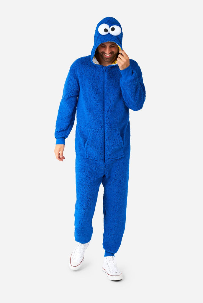 Man draagt blauwe pluche Cookie Monster onesie