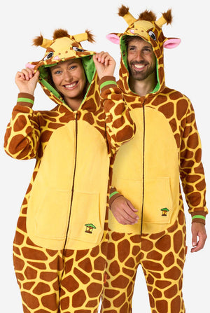 Een lachende man en vrouw dragen een bruine en gele onesie voor volwassenen die is ontworpen als een giraffe. De onesie heeft een capuchon die op een giraffekop lijkt en giraffedetails, perfect voor gezellig loungen of verkleedfeestjes. De man en vrouw hebben de capuchon op hun hoofd.