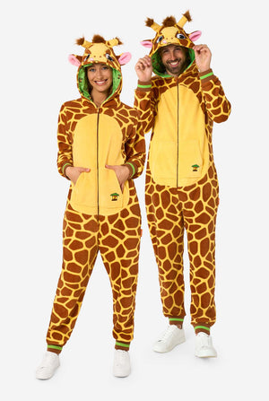Een lachende man en vrouw dragen een bruine en gele onesie voor volwassenen die is ontworpen als een giraffe. De onesie heeft een capuchon die op een giraffekop lijkt en giraffedetails, perfect voor gezellig loungen of verkleedfeestjes. De man en vrouw hebben de capuchon op hun hoofd. Volledig lichaam foto.