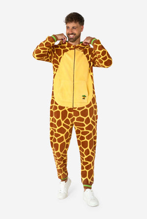 Een glimlachende man draagt een bruin-gele volwassen onesie ontworpen als een giraffe. De onesie heeft een capuchon die lijkt op een giraffenkop en giraffedetails, perfect voor gezellig loungen of verkleedfeestjes. Volledig lichaamsbeeld met de kap naar beneden.