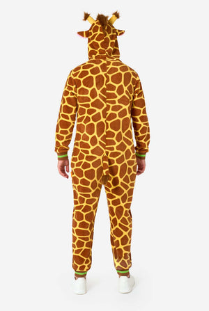 Een glimlachende man draagt een bruin-gele volwassen onesie ontworpen als een giraffe. De onesie heeft een capuchon die lijkt op een giraffenkop en giraffedetails, perfect voor gezellig loungen of verkleedfeestjes. Afbeelding van het volledige lichaam met de achterkant van de onesie.