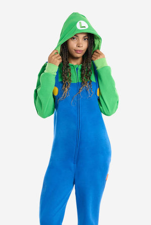 Vrouw draagt unisex onesie voor volwassenen met Super Mario Luigi-print