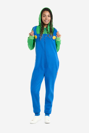 Vrouw draagt unisex onesie voor volwassenen met Super Mario Luigi-print