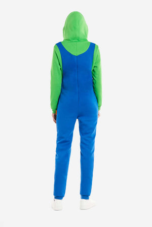 Vrouw draagt unisex onesie voor volwassenen met Super Mario Luigi-print