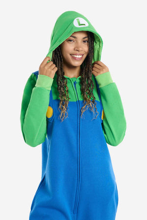 Vrouw draagt unisex onesie voor volwassenen met Super Mario Luigi-print