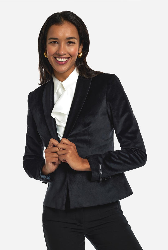 Vrouw draagt zwarte velvet dinner jacket blazer