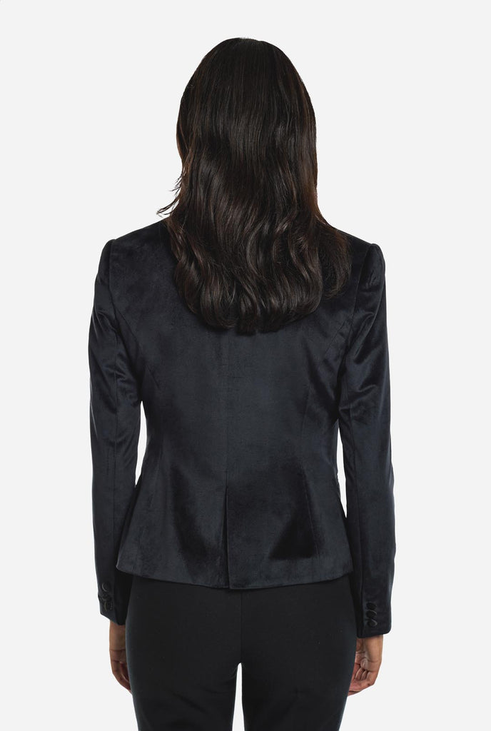 Vrouw draagt zwarte velvet dinner jacket blazer