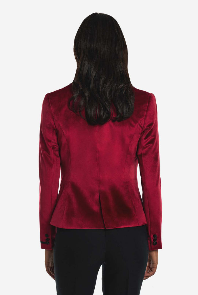 Vrouw draagt bordeaux rode velvet dinner jacket blazer