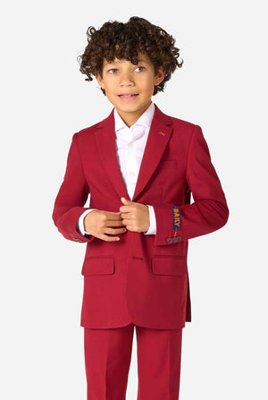 Een kind in een stijlvol bordeauxrood pak met een wit overhemd, dat er zelfverzekerd uitziet. De perfecte formele outfit voor speciale gelegenheden, bruiloften en feestjes voor jongens.