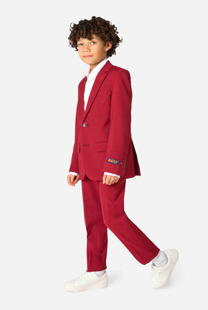 Een kind in een stijlvol bordeauxrood pak met een wit overhemd, dat er zelfverzekerd uitziet. De perfecte formele outfit voor speciale gelegenheden, bruiloften en feestjes voor jongens. Volledig lichaam.