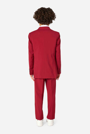 Een kind in een stijlvol bordeauxrood pak met een wit overhemd, dat er zelfverzekerd uitziet. De perfecte formele outfit voor speciale gelegenheden, bruiloften en feestjes voor jongens. Gezien vanaf de achterkant.
