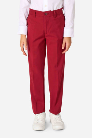 Een kind in een stijlvol bordeauxrood pak met een wit overhemd, dat er zelfverzekerd uitziet. De perfecte formele outfit voor speciale gelegenheden, bruiloften en feestjes voor jongens. Close up van de broek.