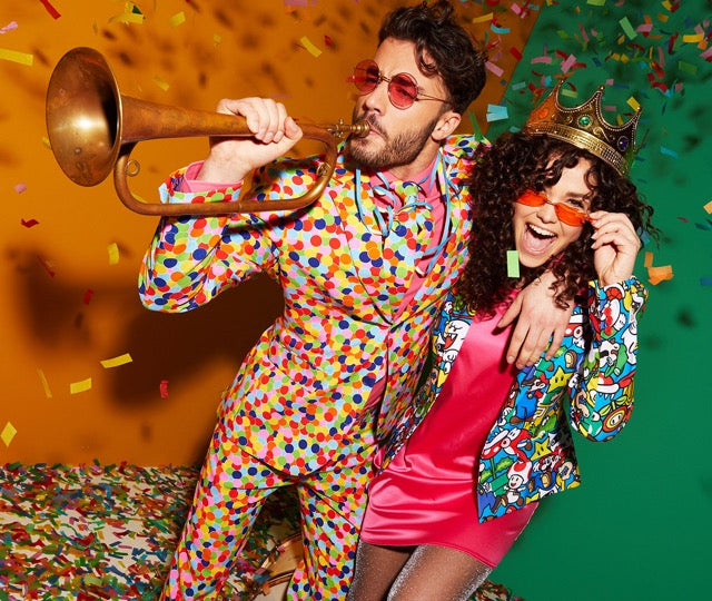 Man en vrouw vieren feest met een OppoSuits outfit aan