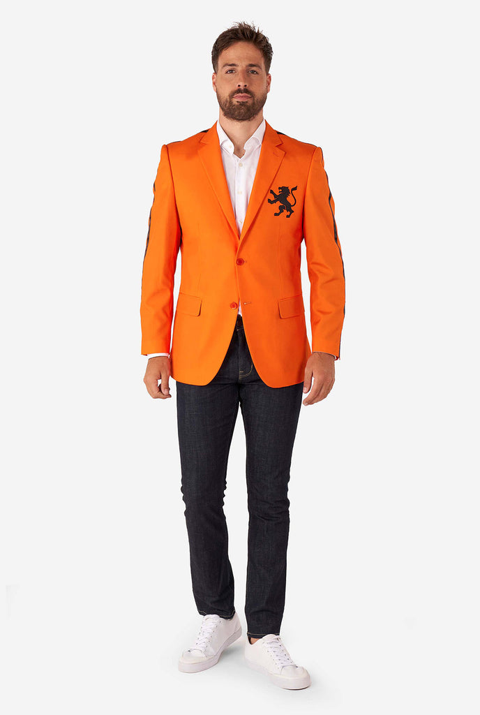 Man draagt ​​oranje blazer met Nederlandse leeuw