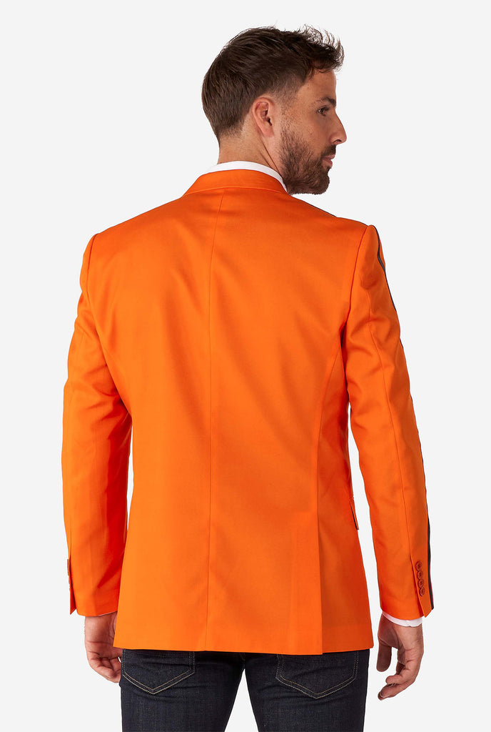 Man draagt ​​oranje blazer met Nederlandse leeuw, bekijk vanaf de achterkant