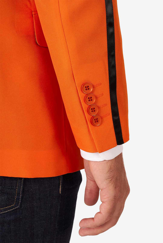 Man draagt ​​oranje blazer met Nederlandse leeuw, close -up