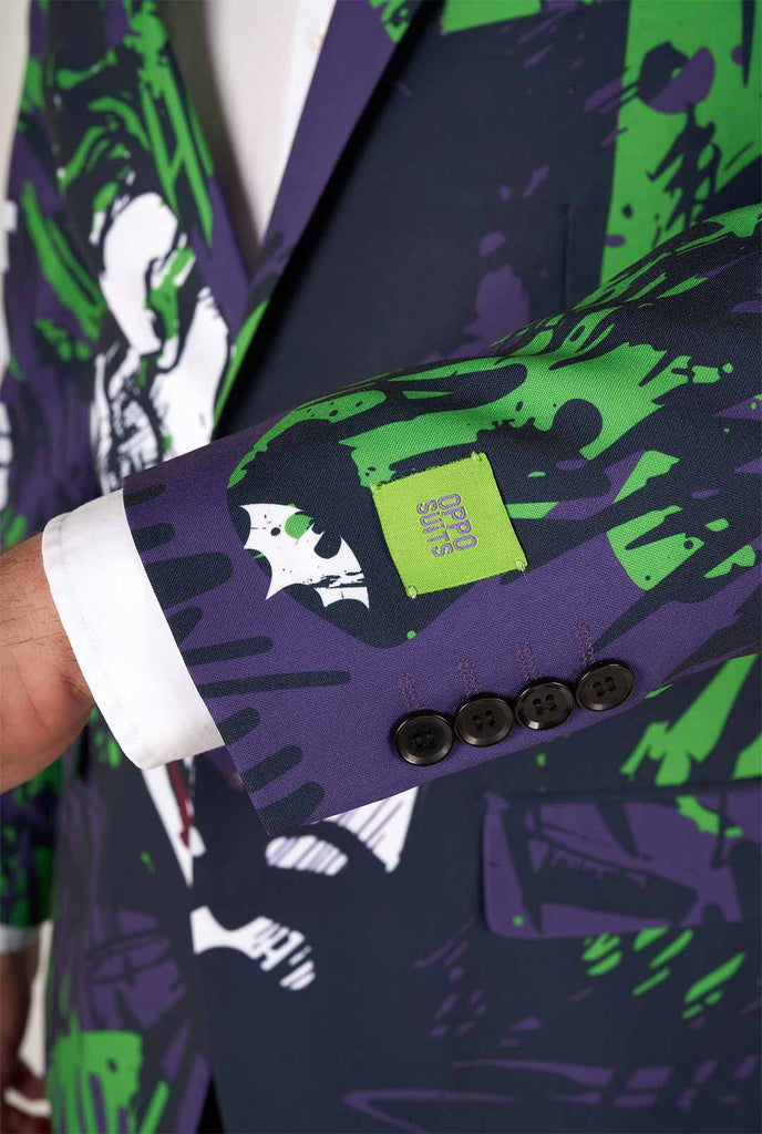 Man draagt ​​paarse en groene batman vs joker herenblazer, close -up